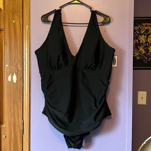 Old Navy Secret-Slim Plus-Size V-Neck Underwire Swimsuit